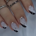 Detailopname van ovale kunstnagels met zilveren glitters en zwarte lijnpatronen - Zwart-Witte Lijnen met Zilveren Glitter Stijl (LC207) / Gelee Lijm Tool Kit (24 Stuks/Verpakking)