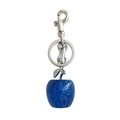 Detail van blauwe glitter appel sleutelhanger met zilveren blad en stevige karabijnhaak - Blauwe appel met mat zilver