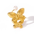 Detailaufnahme des Schmetterlingsrings mit 0,6 cm Perle und 18 Karat Goldbeschichtung - Einstellbar Offen / Doppel Schmetterling Perle Stil (NB-R2023131)