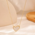 Detail van de 18K gouden hartketting met inlegwerk van wit parelmoer - Witte Ketting