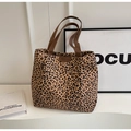 Borsa tote in tela leopardata con manici in tessuto marrone e targhetta in pelle - Leopardo Marrone