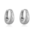 Détail macro de boucles d'oreilles étoiles argentées avec incrustation de zircone - Style Losange Couleur Platine
