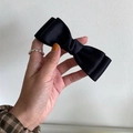 Eleganter doppellagiger Haarclip mit schwarzer Satinschleife und feiner Textur - Schwarz