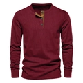 Primer plano detallado de la camiseta Henley burdeos de manga larga con textura de canalé - Burdeos