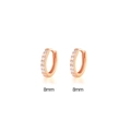 Dettaglio degli orecchini a cerchio in oro rosa con diametro di 8 mm e zirconi - Diametro Interno 8mm / Oro rosa