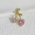 Macro di un ciondolo a ciliegia in oro 18K con pietre rosa a forma di cuore e foglie - Stile B Oro-Rosa (Ciliegia a Cuore)