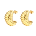 Detalle de pendientes de aro dorados trenzados con un acabado metálico brillante - Pendientes de Croissant Fundidos en Espiral / Dorado