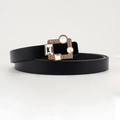 Détail de la boucle dorée sertie de cristaux sur une ceinture en cuir PU noir - Noir