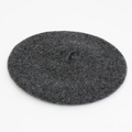 Béret gris foncé en mélange de laine avec texture brossée douce et queue supérieure classique - M (56-58cm) / Gris foncé