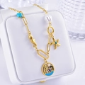 Dettaglio di ciondoli a forma di cavalluccio e stella marina dorati con smalto blu - Collana