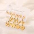 Dettaglio degli orecchini in acciaio placcato oro 18k con cuori, lettere W e zirconi cubici - Lettera W Set di 3 Paia