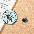 Metalen cartoon mieren badge met tekst I was An Ant en zwarte vlindersluiting achterop - Ronde Mier Patroon Stijl (CZ0300-2)