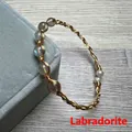 Detail eines handgefertigten Labradorit-Perlen-Armbands auf einer Samt-Schmuckschatulle - Labradorit