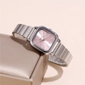Gros plan sur la montre carrée en acier argenté avec cadran rose sur satin champagne - Cadran Rose Argenté