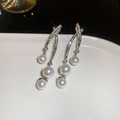 Dettaglio di orecchini d'argento con cristalli e perle bianche di diverse dimensioni - Argento & Bianco (Silver Earring Post)