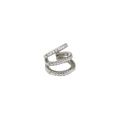 Dettaglio dell'ear cuff a tre strati in argento con cristalli micro-pave brillanti - Platino