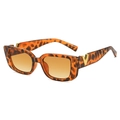 Retro tortoise shell square sunglasses with gradient lenses and gold V logo - Leopard Frame / Tea Lens