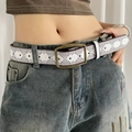 Vintage-Ledergürtel in Weiß mit braunem Blumenmuster und Messingschnalle auf Jeans - Weiß