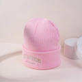 Détail d'un bonnet en maille rose avec broderie Los Angeles et texture côtelée fine - Taille unique / Rose