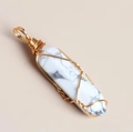 Pendente in pietra di marmo bianco esagonale con avvolgimento in filo dorato a mano - Turchese Bianco
