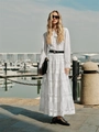 Elegante witte lange mouwen maxi-jurk met opengewerkte details en zwarte riem - S / Wit