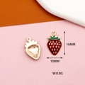 Dettaglio del ciondolo a fragola in lega con dimensioni 16x10mm per creazione gioielli - Fragola Stile 3