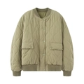 Detalle de chaqueta bomber acolchada verde sage con cuello de punto y botones a presión - XS / Caqui