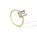 Bague élégante en or avec zircon cubique de taille carrée sur un anneau minimaliste - US 6 / Bague en zircone carrée dorée
