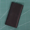 Dunkelbraune lange Geldbörse aus Crazy-Horse-Leder mit Vintage-Stil und feinen Nähten - Schwarz