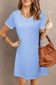 Dettaglio dell'abito estivo azzurro con inserti a righe trasparenti sulle maniche - Blu