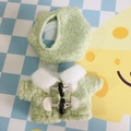 Plüschiges hellgrünes Puppenoutfit mit weißem Kragen und Hornknöpfen für 17cm Anhänger - Passend für 17cm Puppe / Grüner Wollmantel + Hut