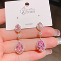 Dettaglio dell'orecchino rosa a goccia con perno in argento S925 su cartoncino - Rosa