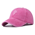 Dettaglio del ricamo rosa e trama lavata sul cappellino da baseball rosa vintage - Rosa Rosso