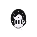 Pin de esmalte de pingüino de invierno con bufanda a rayas y cielo nocturno nevado - Pingüino con Bufanda