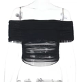Detalle de top de malla negra con hombros descubiertos, fruncido y diseño ajustado - S / Negro