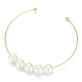 Minimalistische goldene Choker-Halskette mit fünf weißen Perlen in offenem Design - 5 Große Perlen Nebeneinander Stil (KN21436-Z)