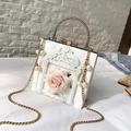 Weiße eckige Modetasche mit großer rosa 3D-Rose und goldener Kette in 45-Grad-Ansicht - Weiß