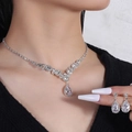 Conjunto de joyas de novia plateadas con collar de gota de agua y pendientes en modelo - Juego de collar y pendientes de 2 piezas / Plateado