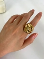 Vista dettagliata dell'anello a fascia intrecciata in acciaio placcato oro 18K indossato - US 8 / Oro