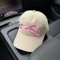 Detalle de gorra de béisbol de algodón beige con lazo de satén rosa en un automóvil - M (56-58cm) / Beige
