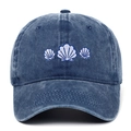 Detalle de la gorra de béisbol azul lavado con bordado de conchas sobre tela de algodón - Azul marino