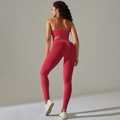 Detail von hochdehnbarem, geripptem, nahtlosem Yoga-Set in Rot mit Cross-Back-BH-Design - S / Rot