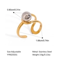 Details eines verstellbaren goldenen Edelstahlrings mit einem eleganten Silberperlen-Akzent - Perlendekor-Design (YYR025031)