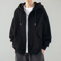 Detail von Metallreißverschluss und überschnittener Schulternaht am schwarzen Hoodie - S / Schwarz