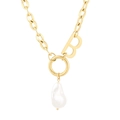 Collana a catena in acciaio al titanio dorato con perla barocca e ciondolo lettera B - Oro (KN199698-KLX)