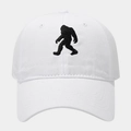 Vue de face de la casquette de baseball en coton blanc avec broderie Bigfoot détaillée - Réglable / Blanc