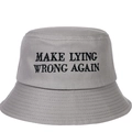Détail de la broderie noire MAKE LYING WRONG AGAIN sur un chapeau bob en coton gris - Gris