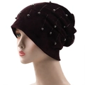 Gorro slouchy de terciopelo marrón oscuro para mujer con elegantes cuentas plateadas - 56-61cm / café