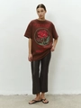 Γυναικείο σκούρο καφέ βαμβακερό T-shirt με τύπωμα τριαντάφυλλο και γαλλικά γράμματα - S / Σκούρο Καφέ