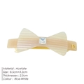 Pasador de pelo con lazo de acetato blanco crema, letra D dorada y cristal - Zirconia Blanca + Beige